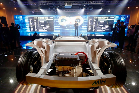 富士康由钢铁和橡胶制成的汽车底盘原型