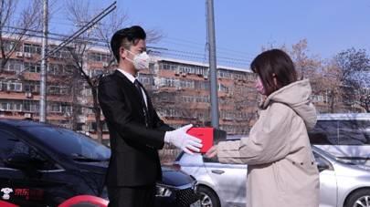 京东用户第一时间拿到5G折叠屏手机华为Mate Xs成为全国第一人