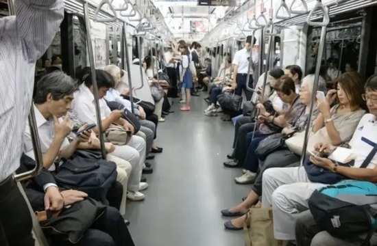 这个时代大家能离开电视 但离不开手机