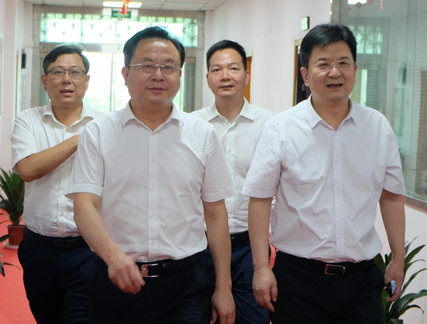 湖北联通党委书记、总经理华豫民陪同鄂州市委书记孙兵一行视察鄂州联通